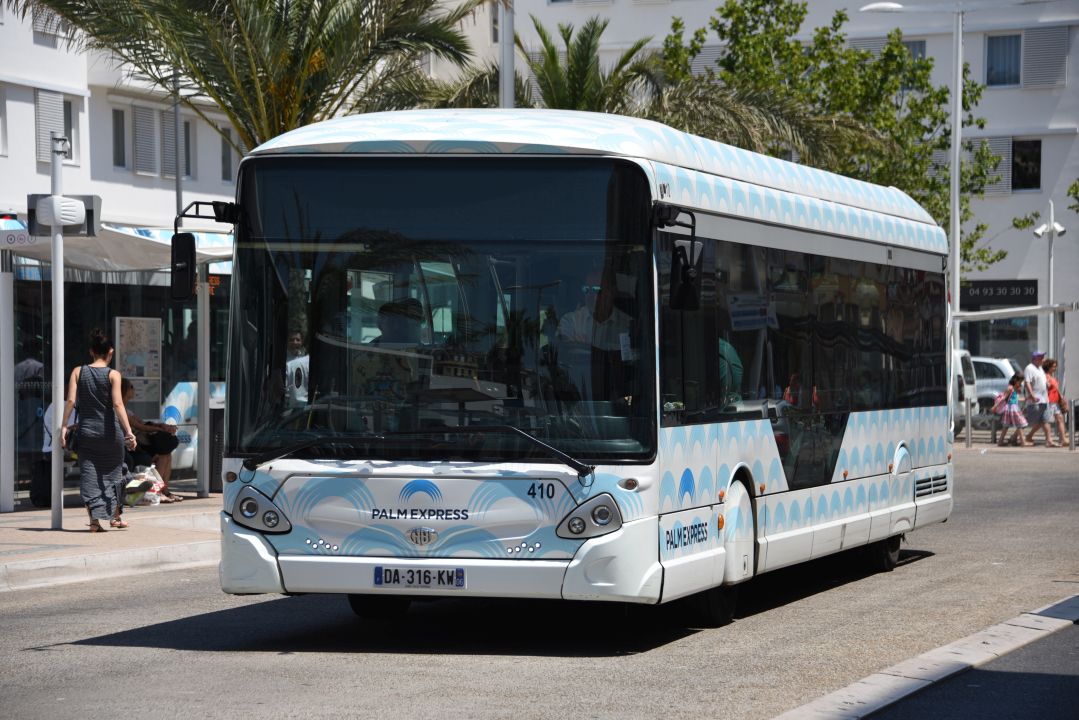 Plam Bus 410 assure un service Palm Express, gare de Cannes le 10 juillet 2017