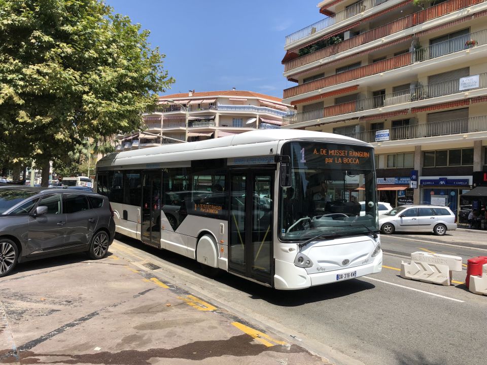 Le Palm Bus 410 blanc ligne 1 arrêt Paul Doumer le 30 juillet 2018