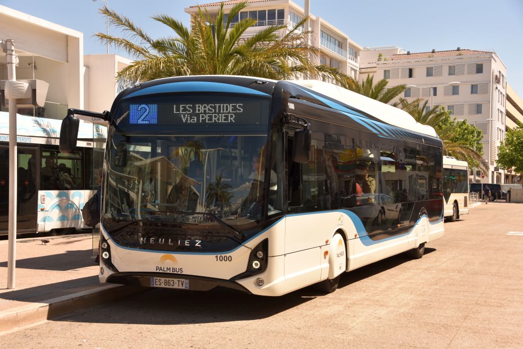Gx 337 Linium devant la Gare de Cannes