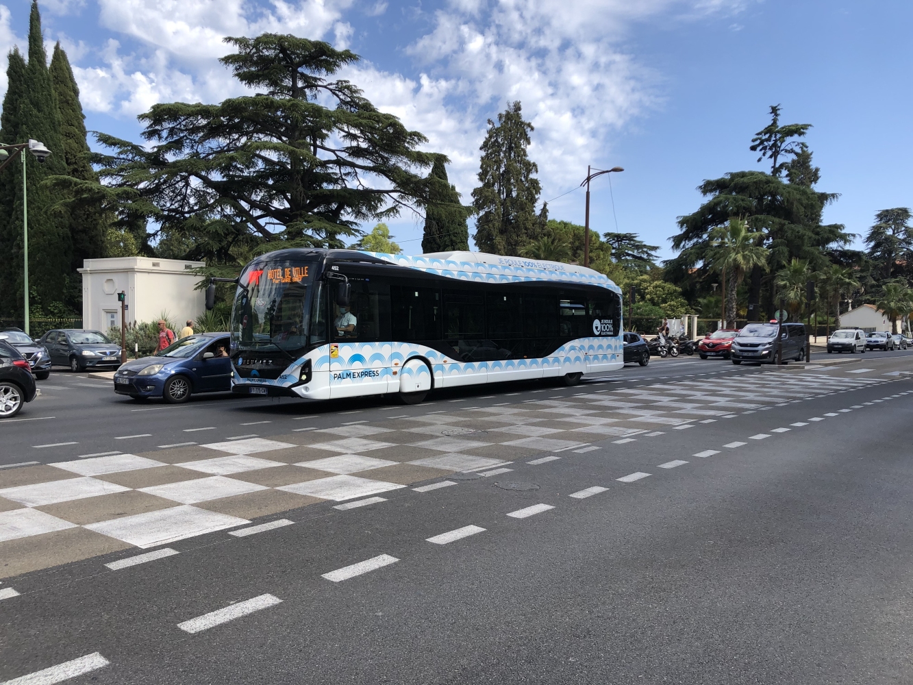 Le 452 assure un service de la ligne "1 barré"  : apparition rare d'un bus électrique sur la ligne 1. Notez aussi la girouette qui indique la mauvaise direction !  Le Cannet Boulevard Sadi Carnot le 28 juin 2021