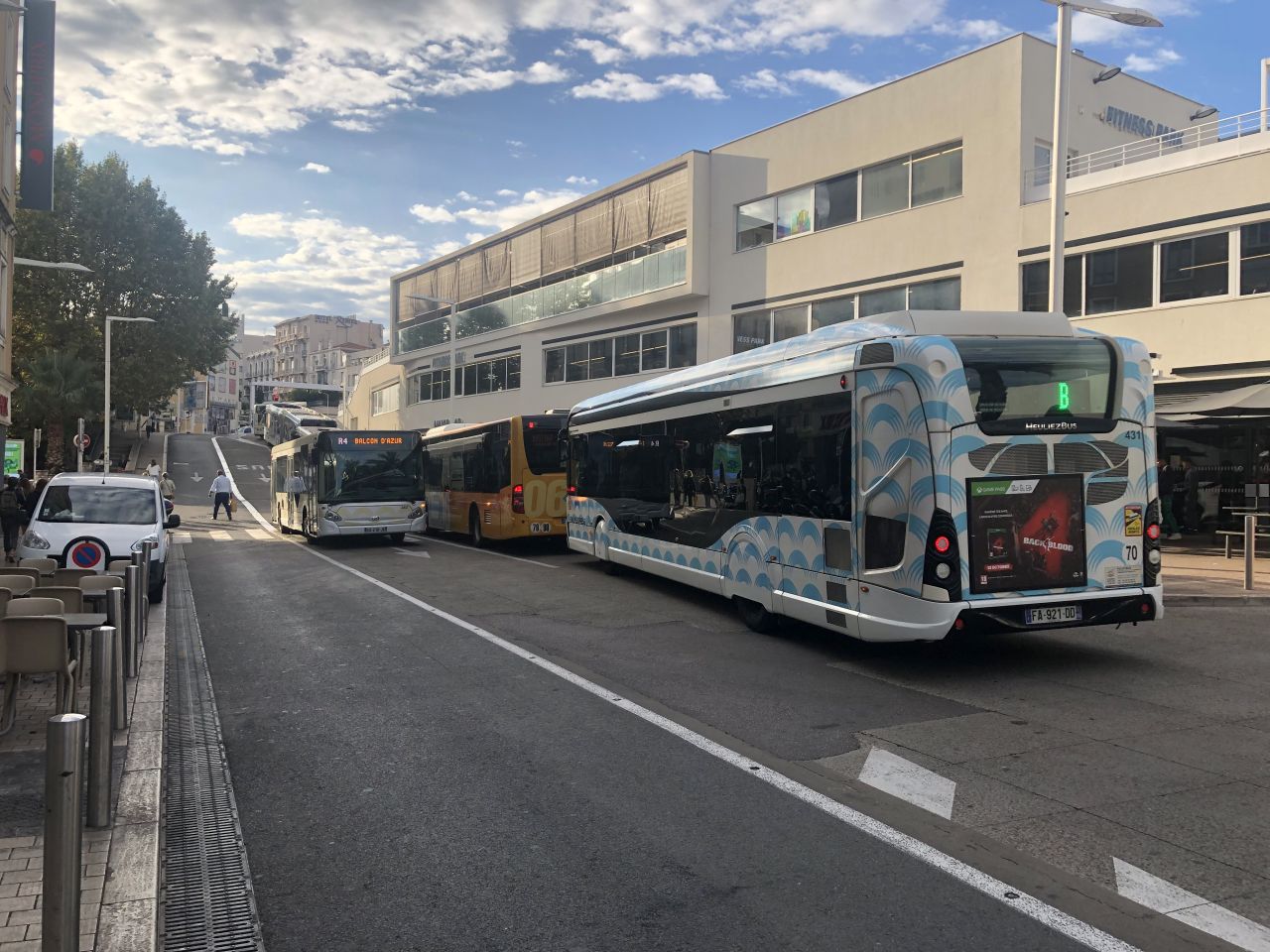 Queue de bus à la sortie de la gare de Cannes