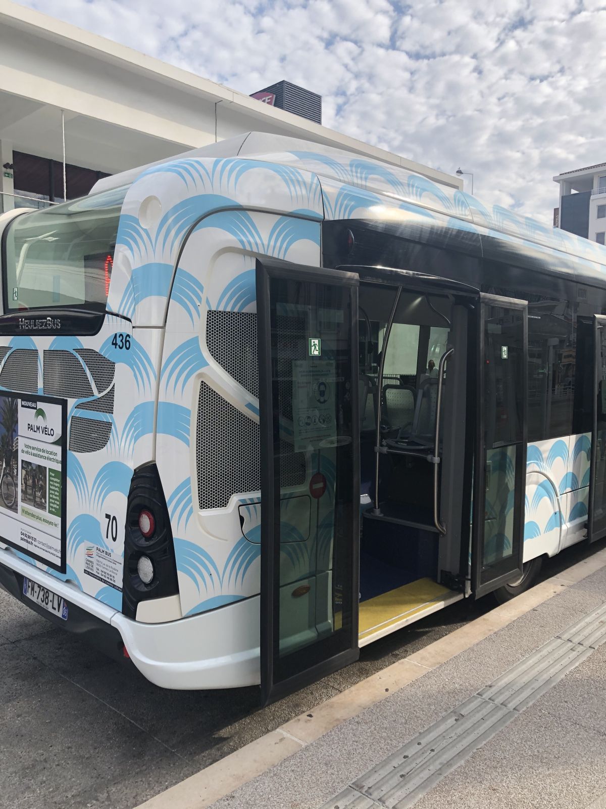 Le GX 337 n° 436 nous montre la porte arrière en position ouverte. On comprend bien pourquoi la porte avant ne peut as être de se modèle (bien pratique car il n'empiète pas sur l'espace voyageur) car il deborderait sur l'avant du bus ! Cannes le 30 septembre 2020