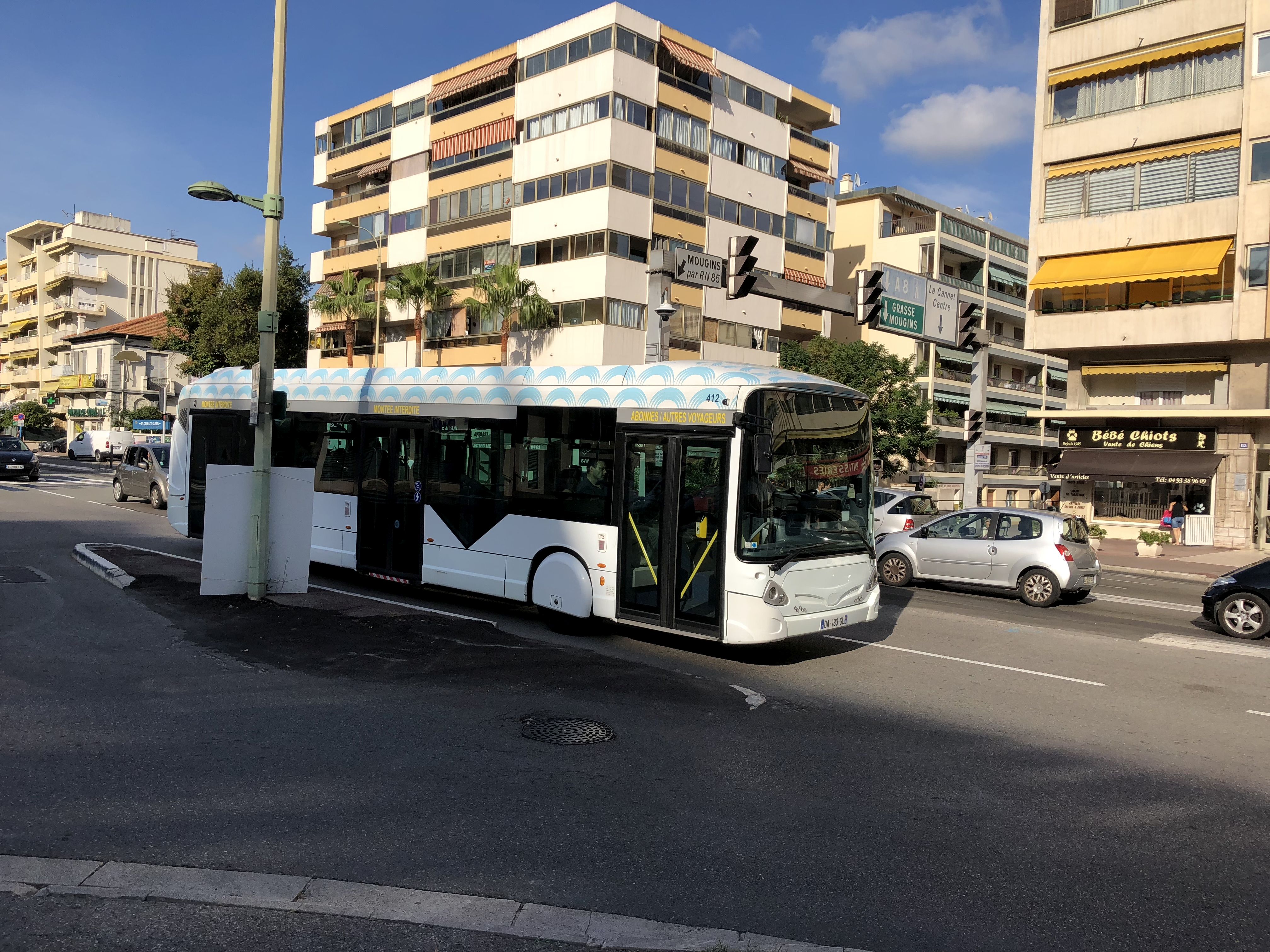le 412 en train de muer au jaune, sur un 1, approche de l'arrêt Paul Doumer, le