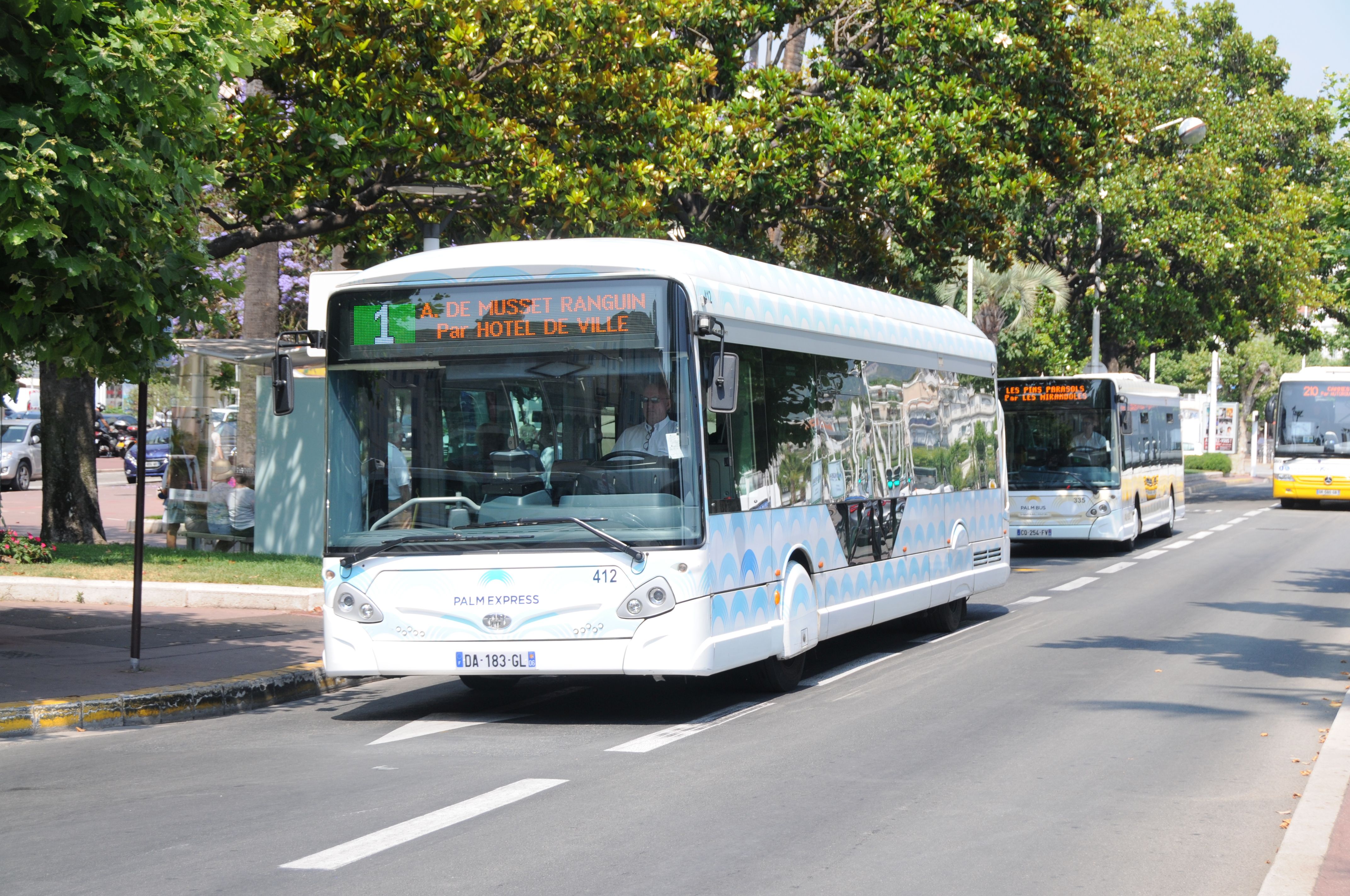 le 412 devant l'hôtel de ville de Cannes, sur un , le 27 juin 2017